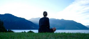 Une personne en quête de sens contemple un paysage sereinement